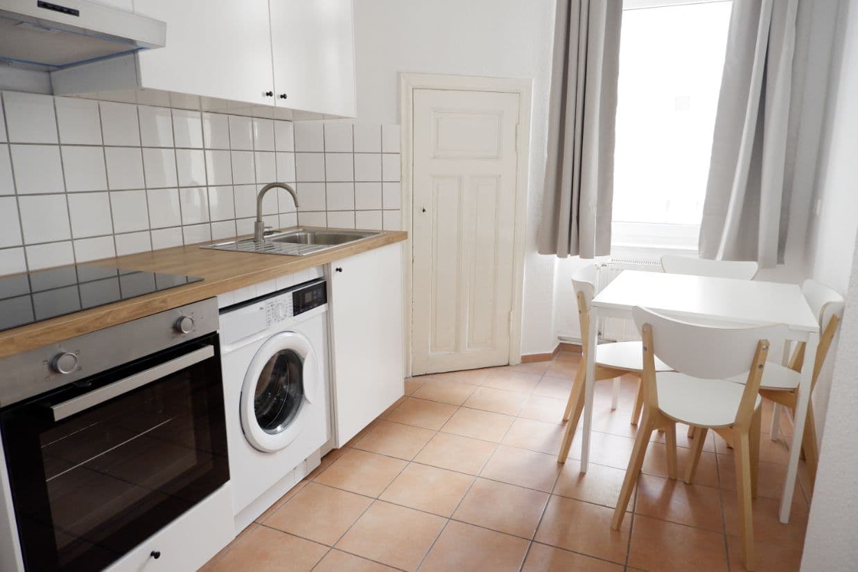 2 Rooms with Balcony in Charlottenburg – image 3